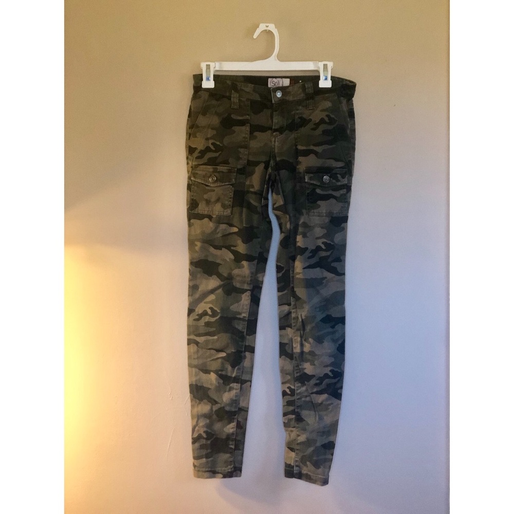 Camouflage youth pants. Zip-up ankle.
